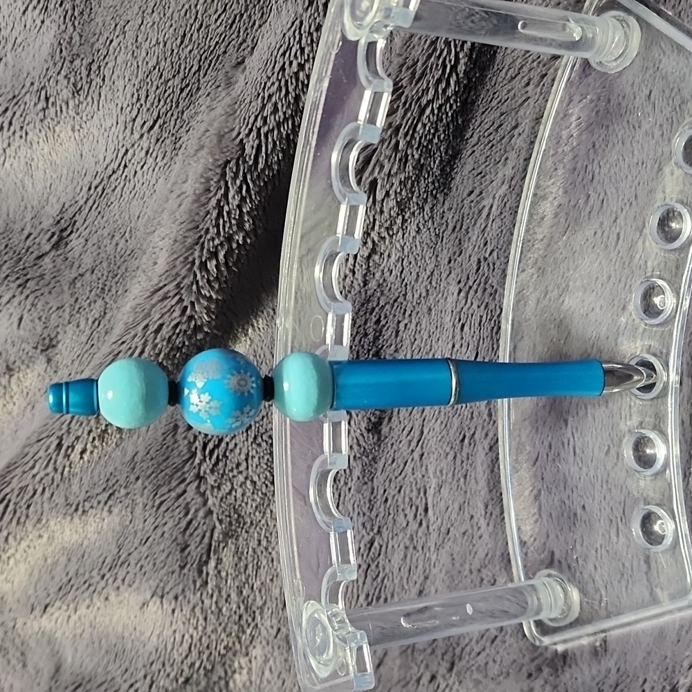 HANDMADE DECORATIVE SNOWFLAKE PEN. Includes pouch.